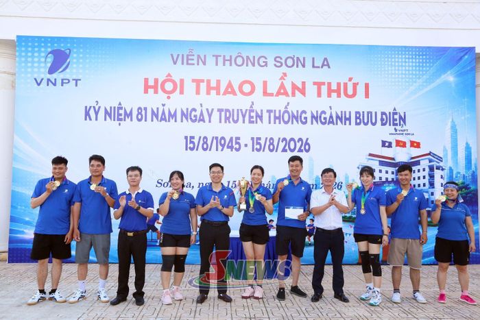 Ban tổ chức trao giải nhất thi đấu kéo co đồng đội cho đội khu vực hành chính tỉnh.