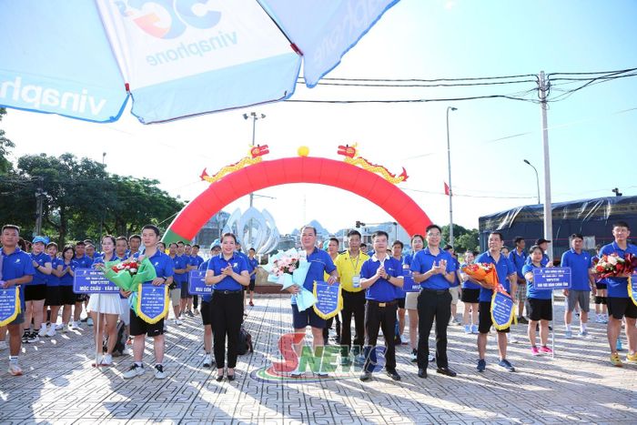 Ban tổ chức trao cờ lưu niệm cho các đội tham gia hội thao.