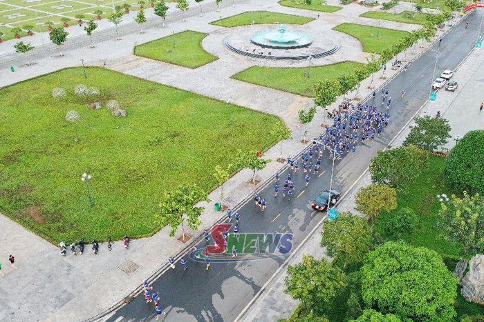 Đông đảo VĐV tham gia giải chạy phong trào tại Quảng trường Tây Bắc.