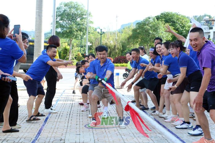 Các VĐV thi đấu trận chung kết kéo co đồng đội.