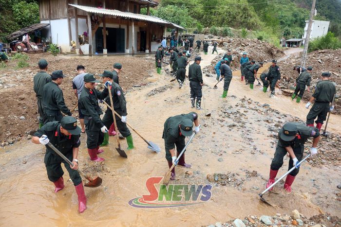 Lực lượng Tiểu đoàn 2, Trung đoàn Cảnh sát cơ động số 2, Bộ Tư lệnh Cảnh sát cơ động, Bộ Công an hỗ trợ nhân dân Ngọc Chiến khắc phục hậu quả mưa lũ.