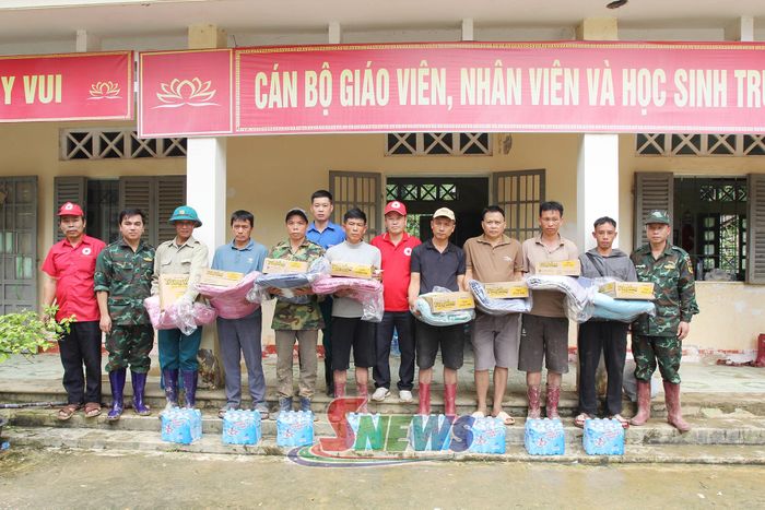 Hội Chữ thập đỏ tặng quà nhân dân bản Lẩy, xã Muổi Nọi bị ảnh hưởng bởi thiên tai.
