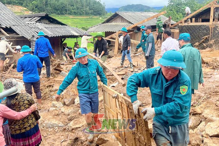 Các lực lượng dân quân tự vệ, đoàn thanh niên và nhân dân xã Ngọc Chiến giúp các hộ dân di dời tài sản, nhà ở. Ảnh: PV