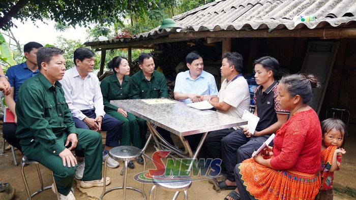 Đồng chí Nguyễn Mạnh Hùng thăm hỏi, động viên gia đình các nạn nhân bị lũ cuốn trôi tại bản Chèo Bau, xã Gia Phù.