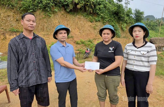 Lãnh đạo UBND xã Bắc Quang trao tiền hỗ trợ cho gia đình chị Hà Thị Kim, thôn Minh Lập.