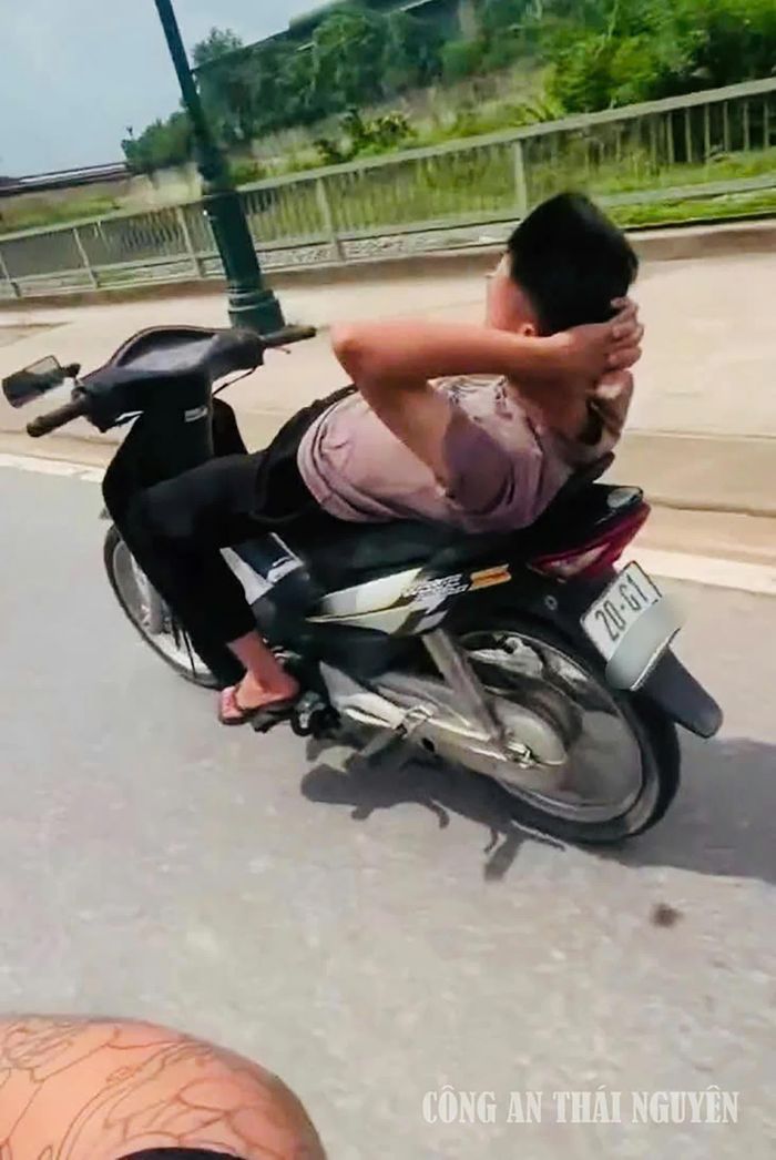 Bỏ 2 tay khi điều khiển phương tiện giao thông là vi phạm pháp luật và gây nguy hiểm cho bản thân và người khác. Ảnh: CÔNG AN