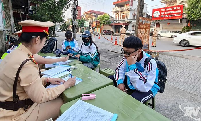 Lực lượng Cảnh sát giao thông tăng cường kiểm tra đối với học sinh điều khiển mô tô, xe máy tham gia giao thông.