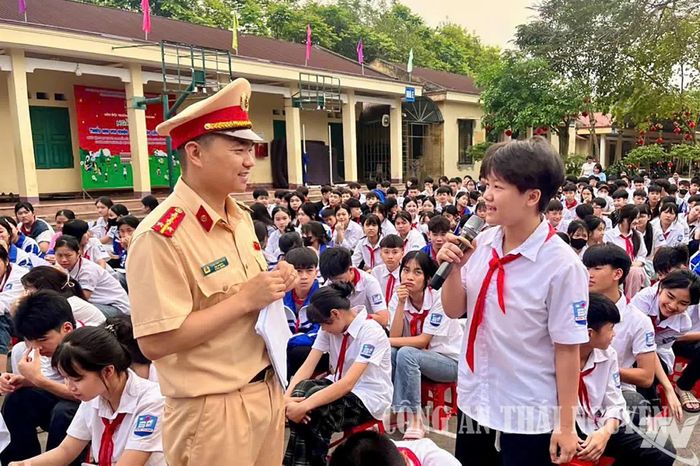 Cảnh sát giao thông tăng cường tuyên truyền Luật Trật tự, an toàngiao thông đường bộ cho học sinh các trường học. Ảnh: CÔNG AN THÁI NGUYÊN
