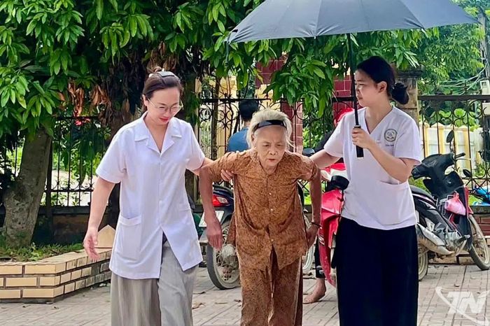 Sau sáp nhập, khối lượng công việc tăng lên, nhiều trạm y tế trong tỉnh thiếu cán bộ. Tuy nhiên, các y, bác sĩ, điều dưỡng vẫn luôn hết lòng phục vụ người dân.