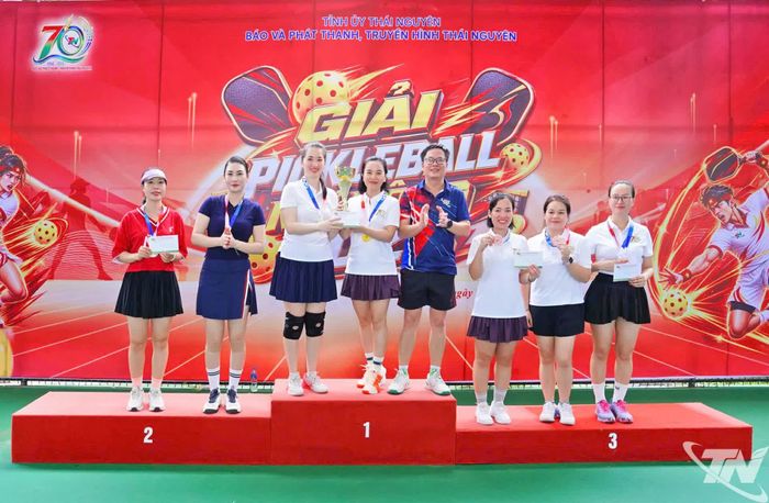 Ban Tổ chức trao giải Nhất, Nhì, Ba cho các vận động viên thi đấu nội dung đôi nữ cán bộ, viên chức Báo và Phát thanh Truyền hình Thái Nguyên.