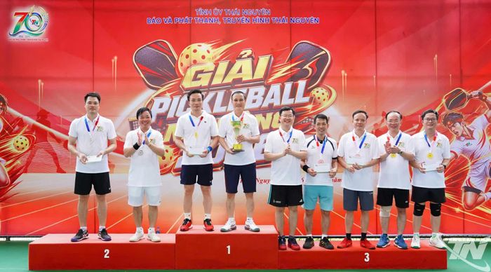 Ban Tổ chức trao giải Nhất, Nhì, Ba và giải Ấn tượng cho các vận động viên thi đấu nội dung đôi nam lãnh đạo.