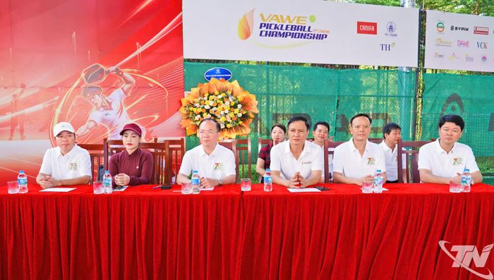 Các đồng chí lãnh đạo tỉnh, đại diện lãnh đạo Báo và Phát thanh, truyền hình Thái Nguyên cùng các đại biểu dự Giải.