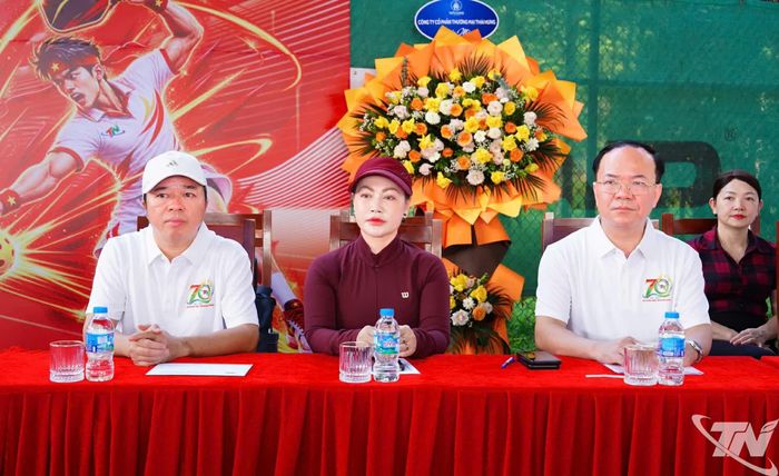 Đồng chí Bùi Văn Lương, Phó Bí thư Tỉnh ủy, Chủ tịch HĐND tỉnh và các đại biểu tham dự Giải.