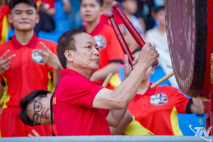 Người hâm mộ nhiệt tình cổ vũ, tiếp thêm tinh thần cho các cầu thủ dưới sân.