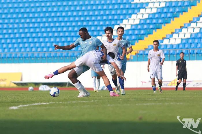 Một pha tranh chấp quyết liệt giữa cầu thủ FC Thái Nguyên và FC Huế.