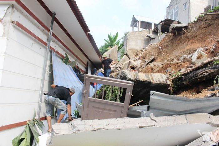 Mưa lớn đã khiến đất đá sạt lở vào khu vực nhà ở của một hộ dân thuộc tổ dân phố Hương Sơn 10, phường Gia Sàng. Ảnh T.L