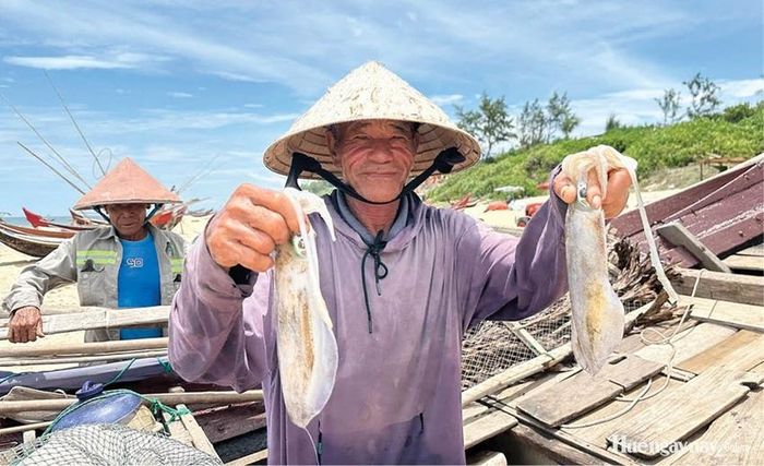 Nghề đặt bóng mực không chỉ mang lại kế sinh nhai mà còn là “tài sản” quý giá mà cha ông để lại.