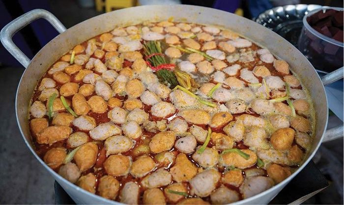 Nước dùng cho món bún bò Huế