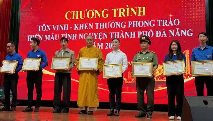 Thượng tọa Thích Pháp Châu và các cá nhân nhận Bằng khen của Chủ tịch UBND TP.Đà Nẵng