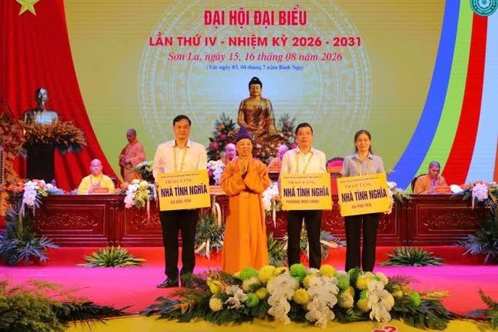 Hòa thượng Thích Thanh Quyết trao bảng tượng trưng tặng nhà tình nghĩa