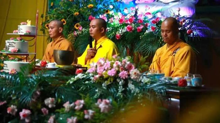 Đại đức Thích Minh Giáo chia sẻ trong đêm thiền trà