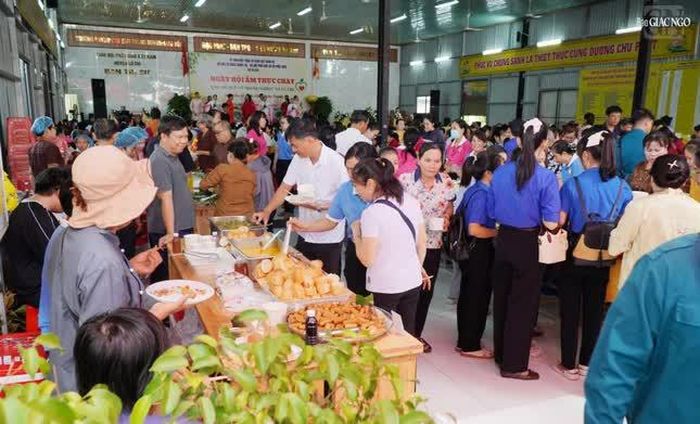 Người dân trên địa bàn xã Củ Chi hưởng ứng Ngày hội ẩm thực chay gây Quỹ "Vì người nghèo" tại địa phương