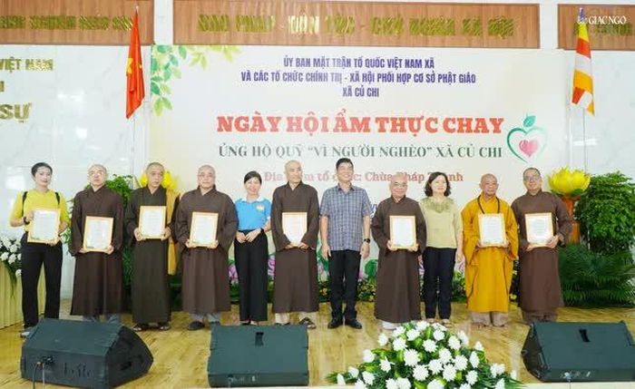 Lãnh đạo chính quyền xã trao Thư tri ân đến chư tôn đức, cùng các tổ chức chính trị - xã hội đã đóng góp gần 30 món chay trong Ngày hội ẩm thực chay lần đầu tiên tổ chức tại chùa Pháp Thành