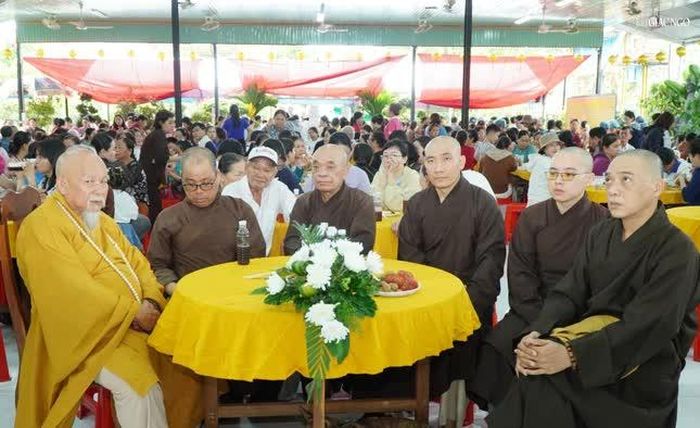 Chư tôn đức tham dự khai mạc Ngày hội ẩm thực chay tại chùa Pháp Thành