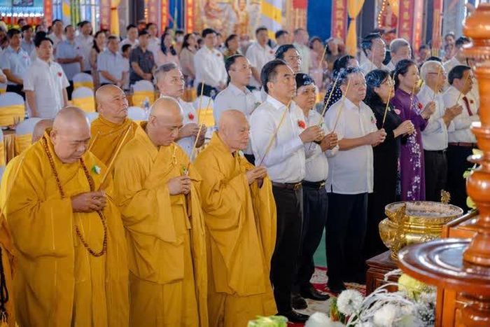 Dâng hương tưởng niệm anh linh anh hùng liệt sĩ, đồng bào tử nạn nhân Đại lễ Vu lan - Báo hiếu
