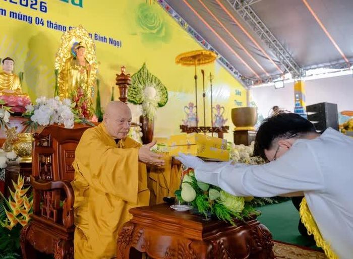 Thành kính dâng pháp y cúng dường