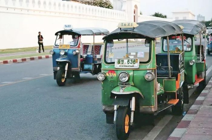 Tuk-tuk là một trong những biểu tượng nổi tiếng nhất của Bangkok, gắn với bản sắc văn hóa và sức hấp dẫn du lịch của thành phố.