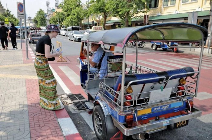 Tuk-tuk là một trong những phương tiện đi lại quen thuộc với người dân và khách du lịch tới Thái Lan. Nguồn: Bangkok Post.