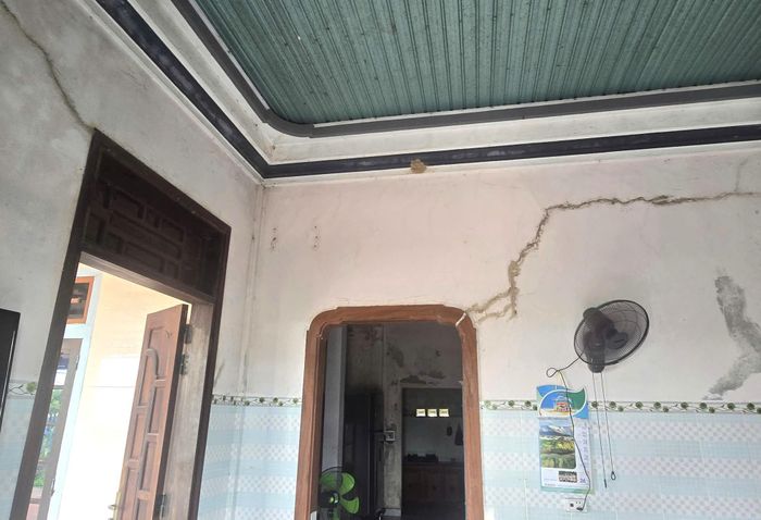 Vợ chồng ông Phận cho biết, sạt lở bờ sông vào còn cách nhà chỉ khoảng 2m đã khiến tường bị nứt.