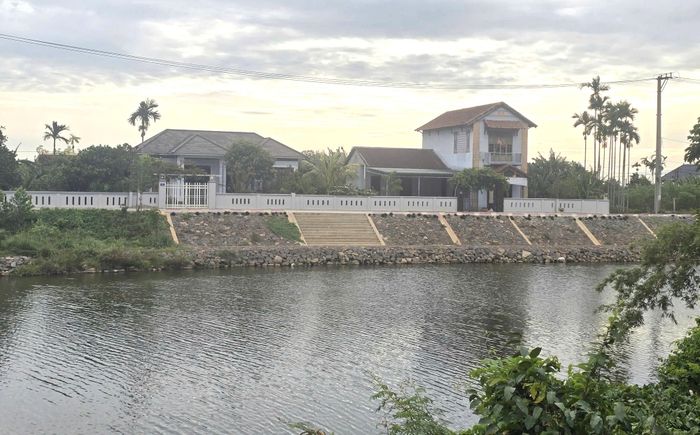 Đoạn sạt lở bờ sông Vĩnh Định ăn sâu vào tuyến đường bê tông và nhà dân tại thôn Trà Trì Phú, xã Vĩnh Định được UBND tỉnh ban hành Lệnh xây dựng công trình kè chống sạt lở khẩn cấp tháng 12/2025 hiện đã hoàn thành.
