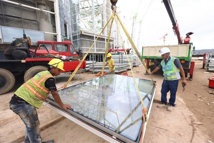 Hệ khung nhôm kính được gia công tại các xưởng ở đặc khu Phú Quốc nhằm chủ động nguồn vật tư và tiến độ thi công.