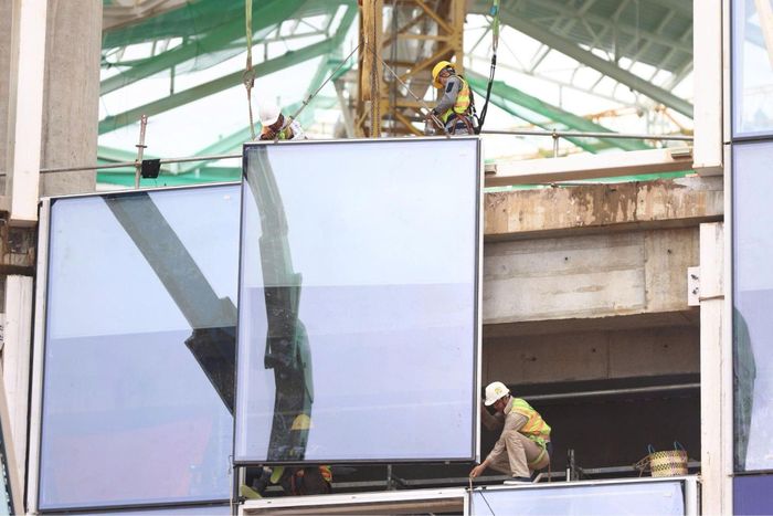 Mỗi tấm kính dày 43,52mm, khối lượng trung bình khoảng 400-500kg.