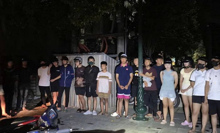 Trong số này có không ít nữ sinh cũng tham gia và bị tạm giữ.