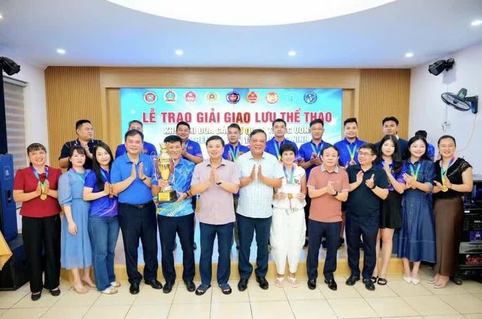 Đội kéo co Chi cục Hải quan khu vực VIII xuất sắc giành giải Nhất. Ảnh: HQKV8.
