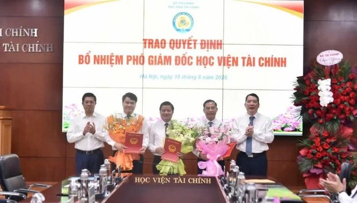 Thứ trưởng Bộ Tài chính Cao Anh Tuấn (ngoài cùng bên phải) và đồng chí Phạm Đức Thắng - Vụ trưởng Vụ Tổ chức cán bộ trao Quyết định bổ nhiệm 3 Phó Giám đốc Học viện Tài chính.