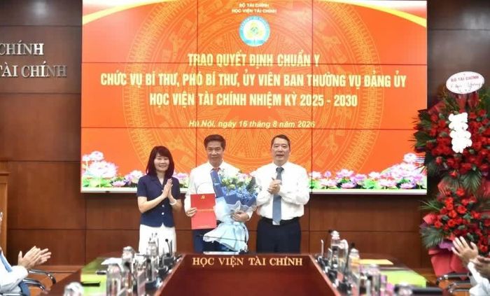 Thứ trưởng Bộ Tài chính Cao Anh Tuấn (ngoài cùng bên phải) và đồng chí Nguyễn Thị Thu Lan - Phó Bí thư chuyên trách Đảng ủy Bộ Tài chính trao Quyết định chuẩn y Bí thư Đảng ủy Học viện Tài chính cho PGS.TS Nguyễn Đào Tùng. Ảnh: Nguyễn Loan.