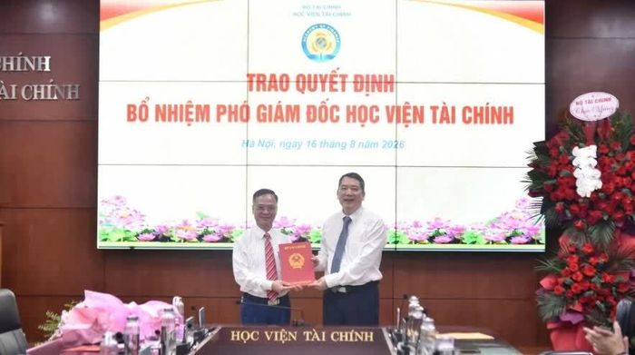 Thứ trưởng Bộ Tài chính Cao Anh Tuấn trao Quyết định bổ nhiệm PGS.TS Nguyễn Lê Cường - Trưởng ban Tổ chức cán bộ (Học viện Tài chính) giữ chức vụ Phó Giám đốc Học viện Tài chính.