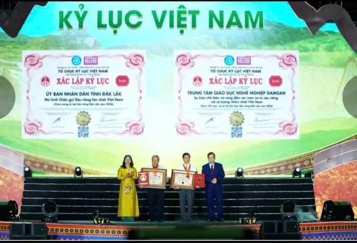 Ban tổ chức Công bố và vinh danh 2 kỷ lục Việt Nam