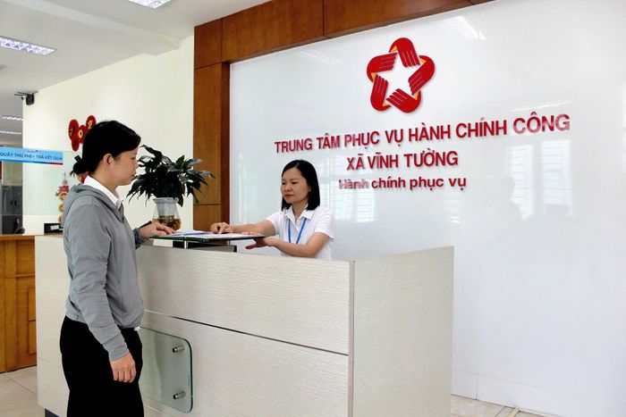 Cán bộ Trung tâm Phục vụ hành chính công xã Vĩnh Tường luôn đề cao văn hóa công vụ khi tiếp đón, giải quyết thủ tục hành chính cho người dân.
