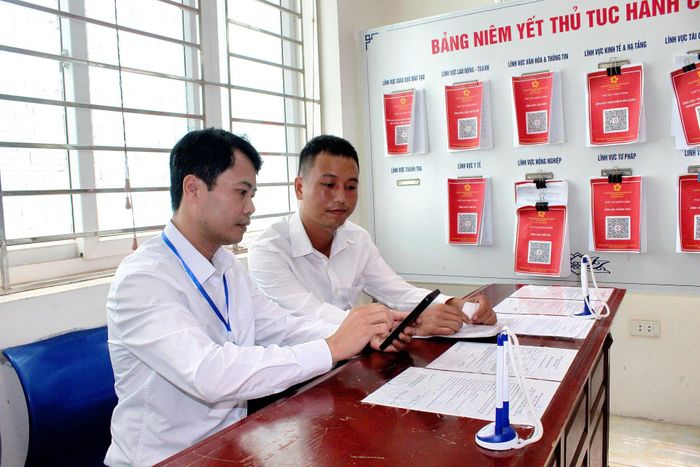Cán bộ Trung tâm phục vụ hành chính công xã Vĩnh Tường luôn tận tình hỗ trợ người dân, doanh nghiệp.