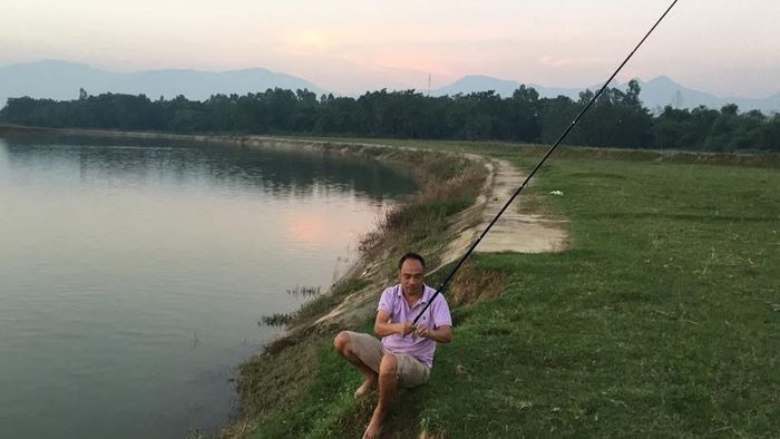 Chiều chiều, người dân trong làng lại ra chùa hóng mát, chuyện trò đôi ba câu rồi thảnh thơi đi bộ ra sông Phó Đáy câu cá, thư giãn sau một ngày lao động