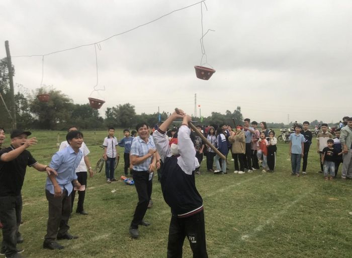 Trò chơi dân gian đập niêu sôi nổi, thu hút đông đảo người dân và du khách tham gia tại lễ hội Yên Thượng.