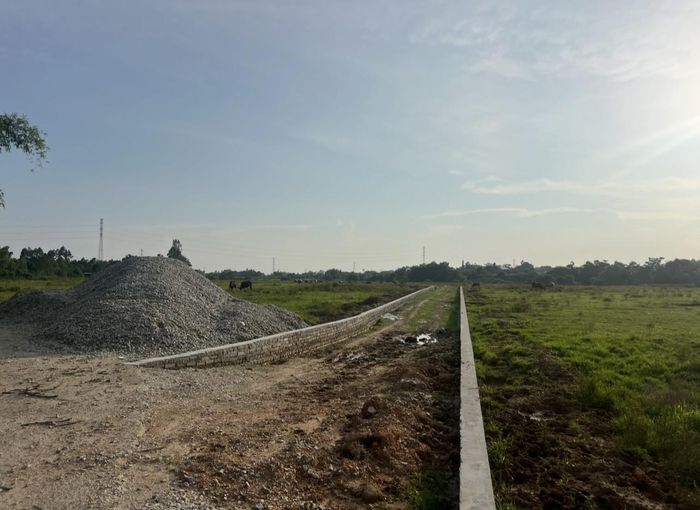 Con đường bê tông từ cụm di tích Yên Thượng ra bờ sông Phó Đáy đang được triển khai xây dựng, mở thêm không gian kết nối di tích với cảnh quan và đời sống người dân, với hy vọng đánh thức cánh đồng Vạt đang “ngủ quên”