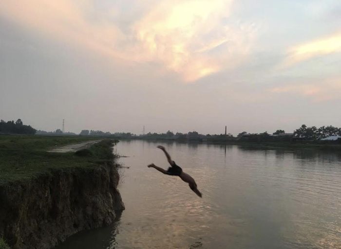 Mỗi buổi chiều mùa hè, bên dòng sông Phó Đáy lại rộn ràng cảnh người dân xuống sông tắm mát. Tiếng gọi nhau, tiếng cười nói hòa cùng dòng nước, tạo nên một nét sinh hoạt bình dị, thân thuộc của làng quê