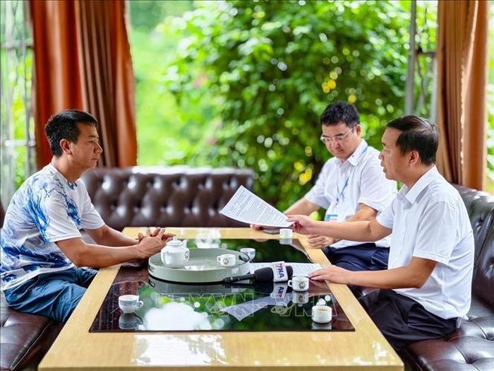 Ông Nguyễn Văn Toàn, Phó Chủ tịch UBND xã Kim Anh, Hà Nội (bên phải), trao đổi với đại diện cơ sở trong quá trình kiểm tra, xác minh hiện trạng sử dụng đất và xây dựng tại khu vực rừng phòng hộ Sóc Sơn. Ảnh: Trung Nguyên/TTXVN