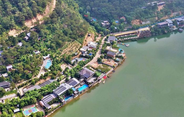 Khu vực rừng phòng hộ Sóc Sơn (Hà Nội) xuất hiện nhiều villa, homestay, bungalow và khu nghỉ dưỡng, ảnh chụp tháng 6/2026. Ảnh: Đình Đình.